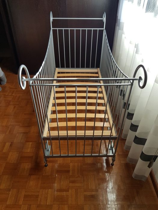 Berço para bebé em ferro