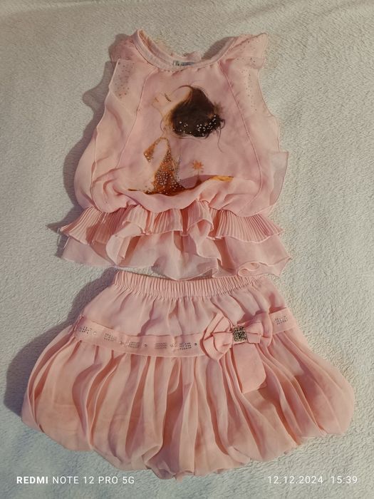 Костюмчик рожевий, плаття і спідниця.