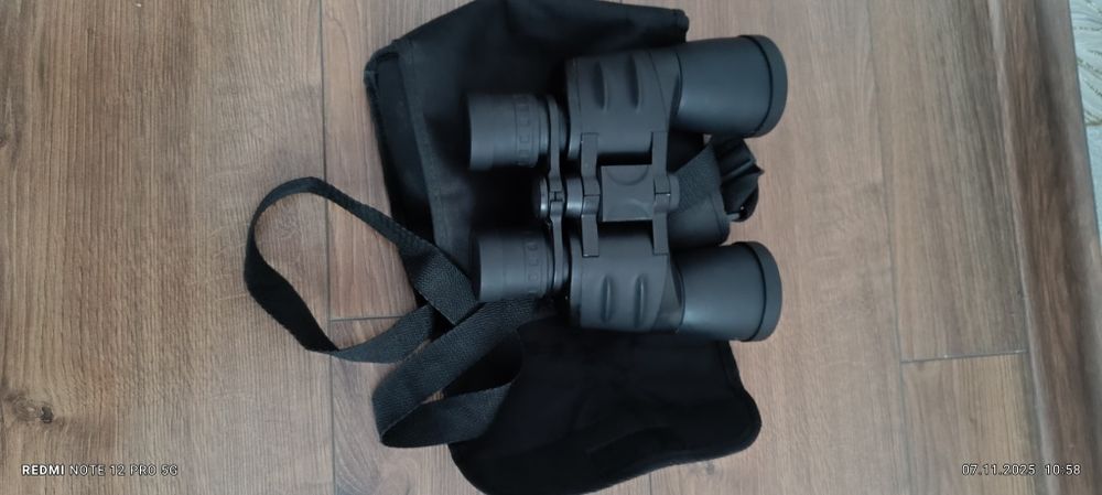 Бинокль в чехле.