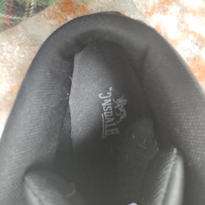продам легитние кросовки Lonsdale
