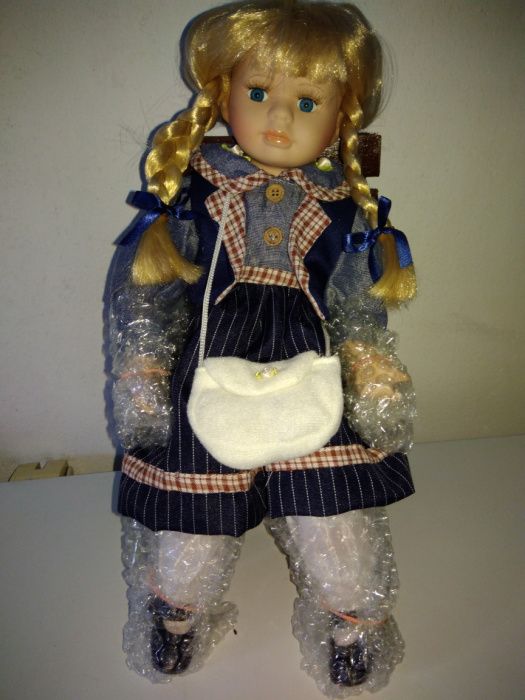 Boneca em porcelana