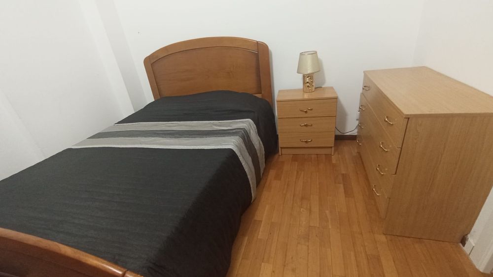 Arrenda- sse Quarto solteiro e cama em qto compartilhado.