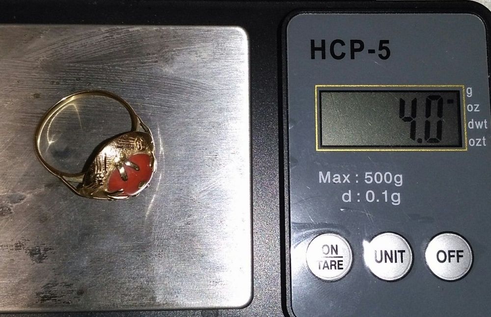 złoty pierscien z koralem