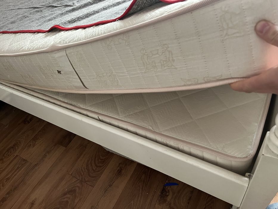 Łóżko drewniane i szafki nocne