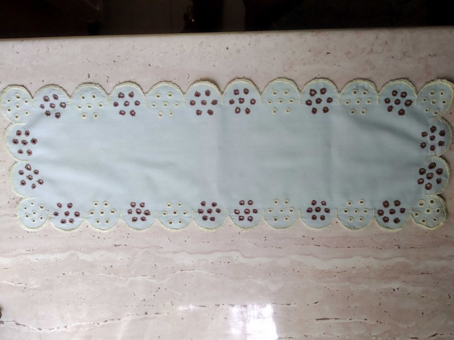 Trzy serwetki ręcznie wyszywane