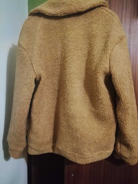 Casaco teddy curto na cor camel