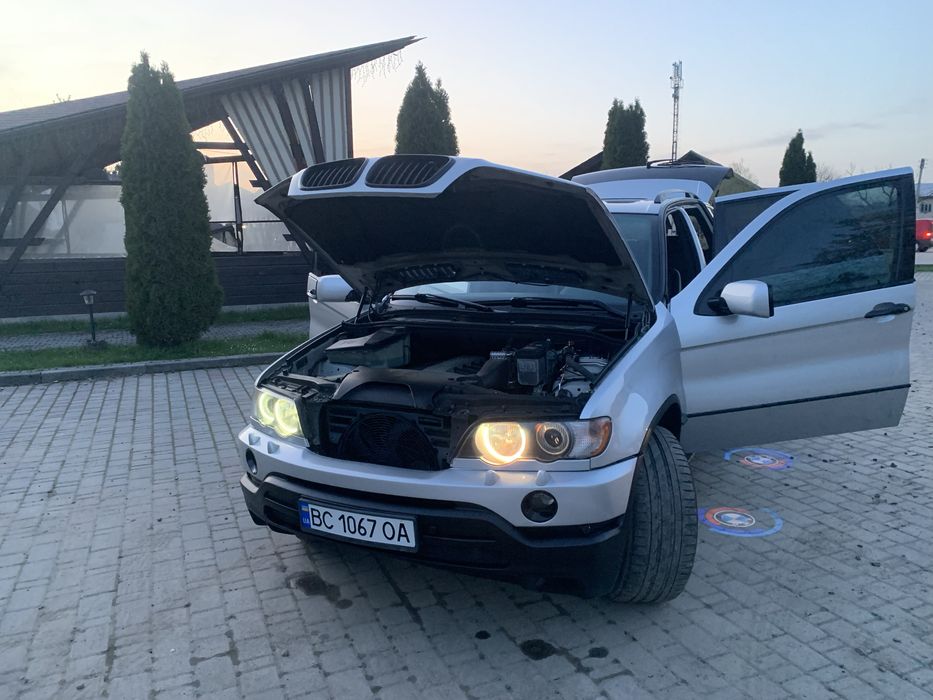 Автомобіль BMW x5 E53