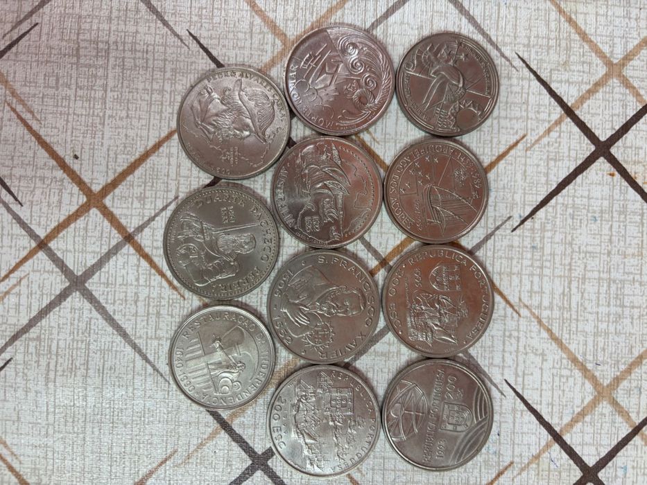 Moedas antigas de vários anos