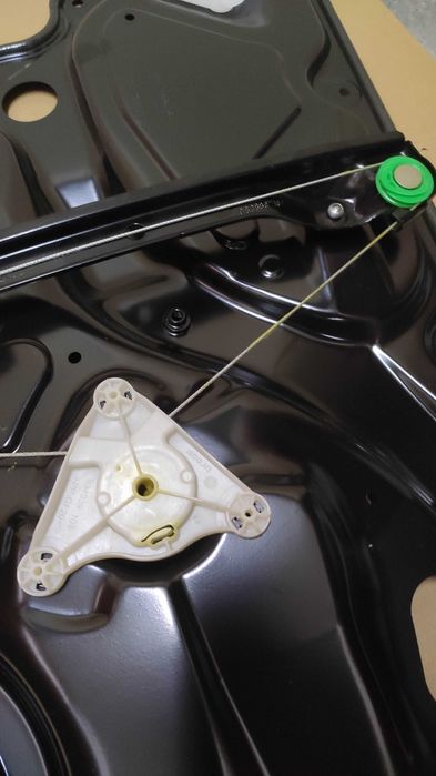 Elevador de vidro traseiro dir NOVO- Passat carrinha 2007