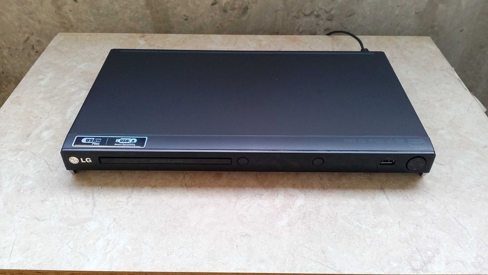 DVD-проигрыватель *LG*.
