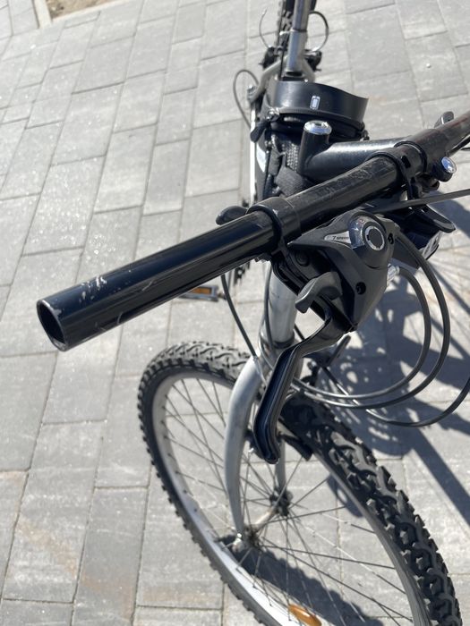 Sprzedam rower miejski koloru szarego.