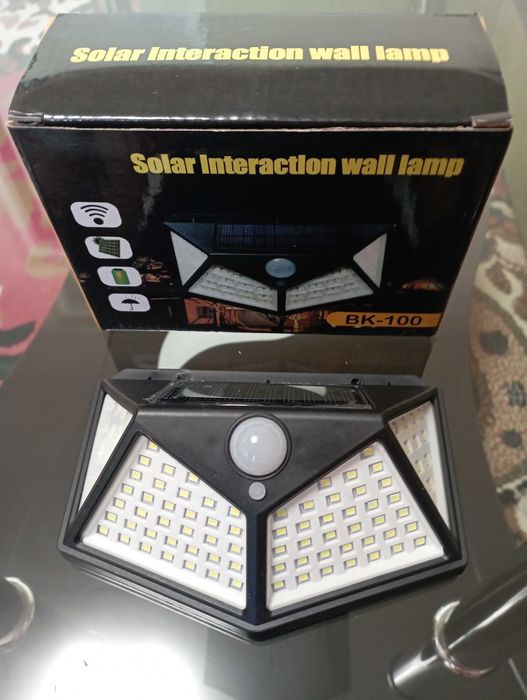 Навісний ліхтар з датчиком руху на акумуляторі та сонячній панелі.