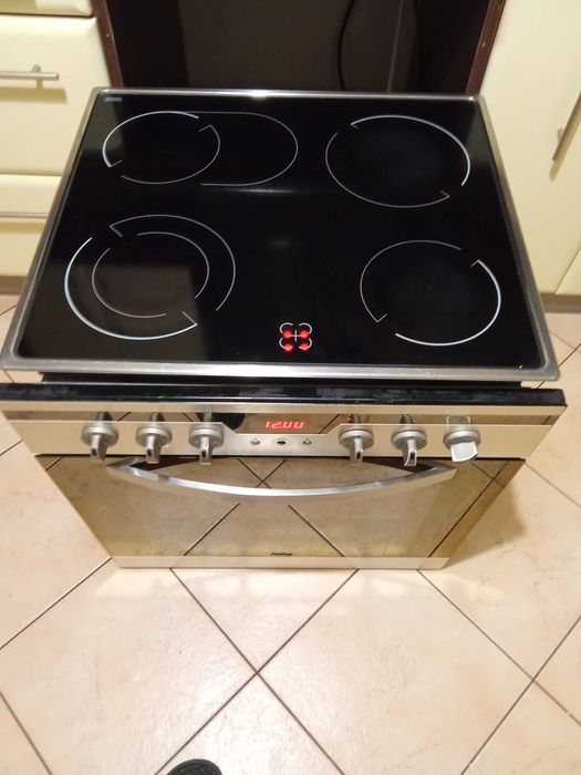 Kuchnia elektryczna  Amica do zabudowy z płytą ceramiczną.