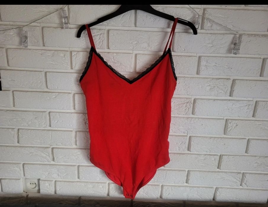 Czerwone body na ramiączkach