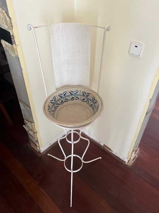 Lavatório antigo em bom estado