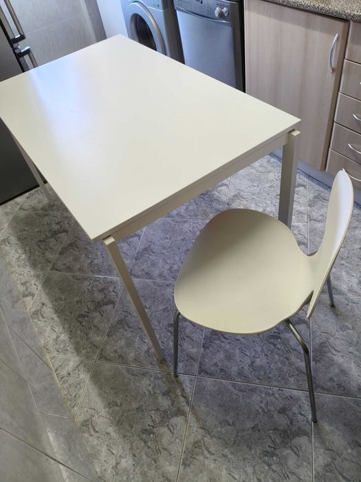 Mesa de cozinha e 6 cadeiras em muito bom estado