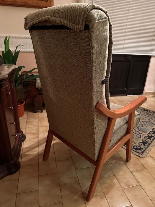 Cadeirão Bege e madeira