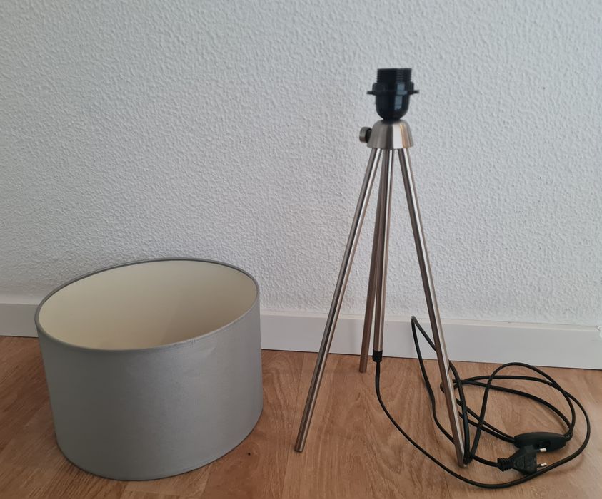 Candeeiro de mesa com abajour cinzento