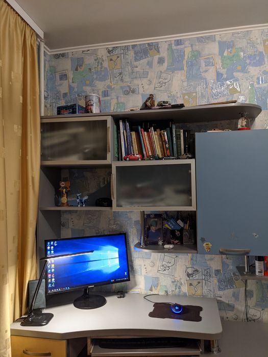 Детская мебель -стенка (стол, шкаф, тумбочка)