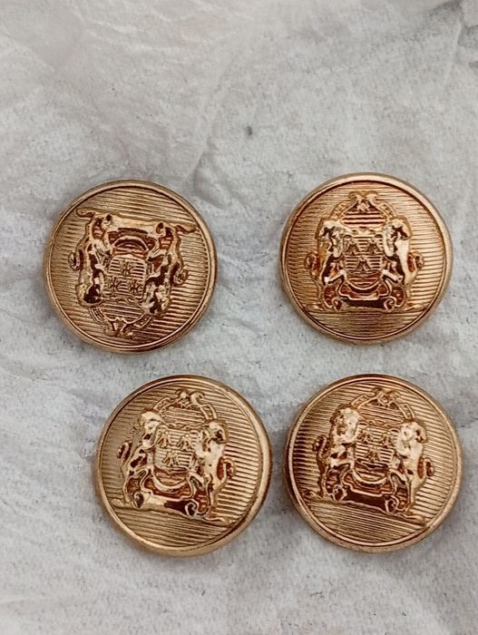 Botões Pequenos de Casaco dourados