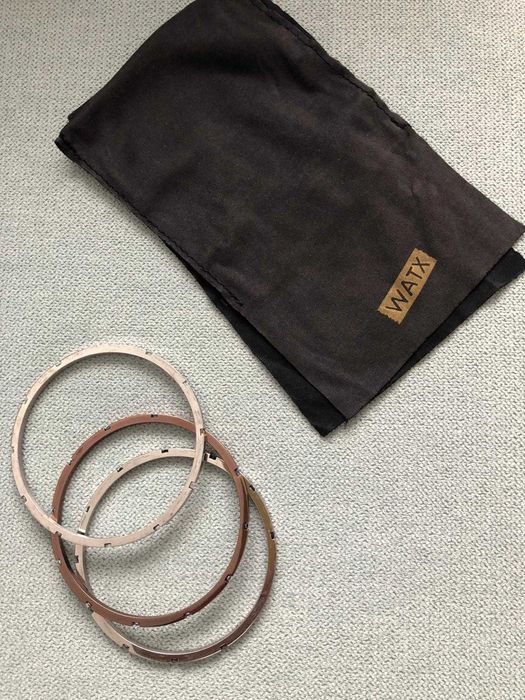 Três elegantes pulseiras WATX
