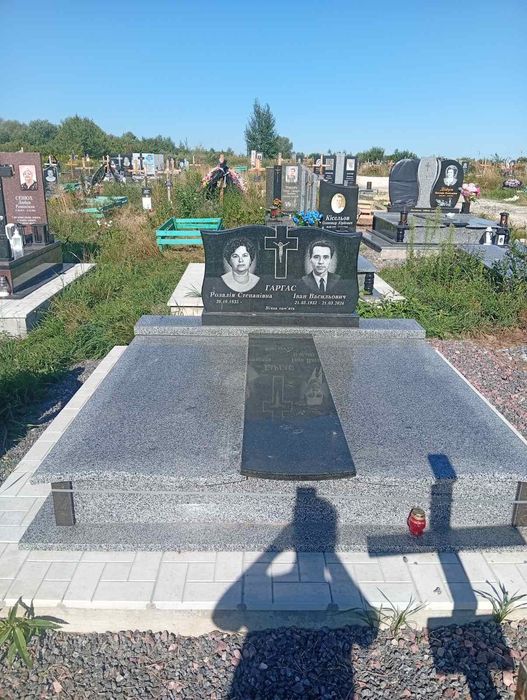 Виготовлення та встановлення пам'ятників. Підняття та вирівнювання пам'ятників. Обкладання могил бруківкою та плиткою.