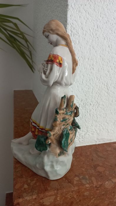 Figurka kobiety stara