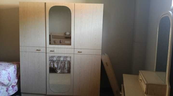 Vendo Quarto de Casal, com cama completa, tem focos e música de rádio roupeiro, duas mesas de cabeceira e um roupeiro grande de casal