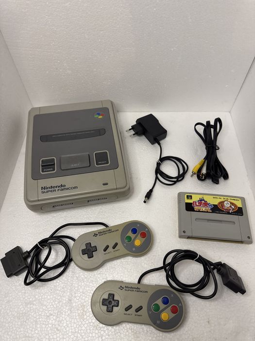 Konsola Nintendo Super Famicom, japoński SNES, dwa pady, kabel AV, gra