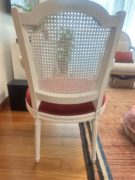 Vendo cadiera com estofamenti em Veludo vermelho cem Decape branco