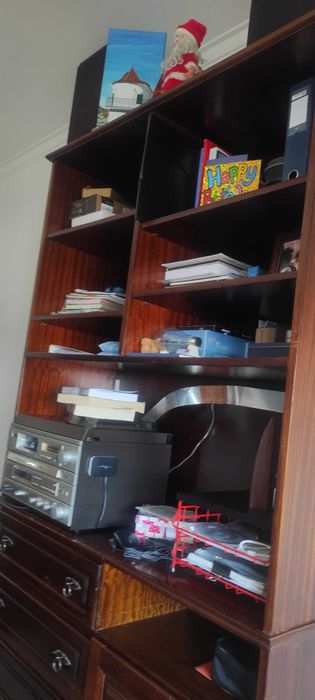 Móvel com estante em madeira de cerejeira