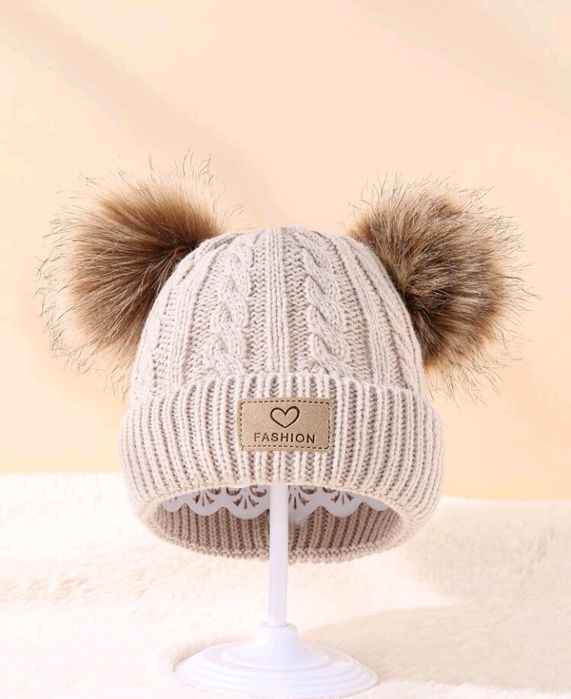 Czapka zimowa z pomponami w kolorze beżowym 1,5 roku - 3 lata