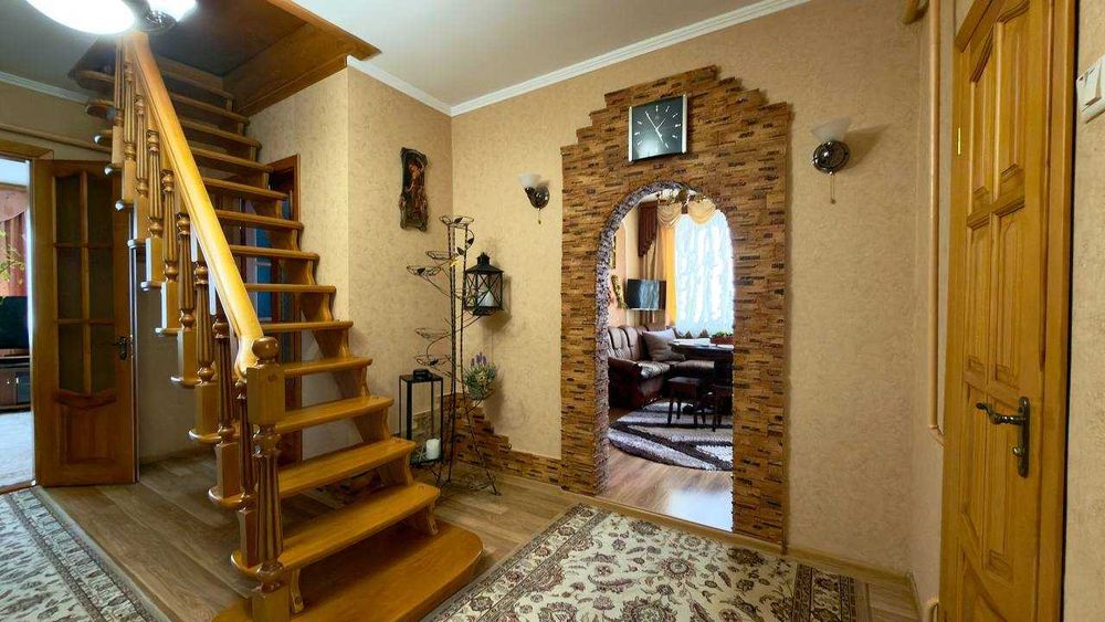 Продам будинок біля центру міста з ремонтом, гаражем та 15 сотками