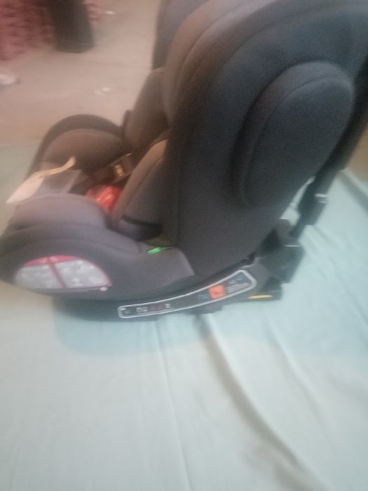 Nowy fotelik samochodowy ISOFIX