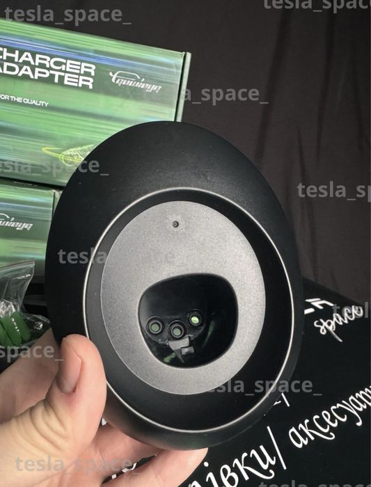 тримач для акуратного зберігання зарядного кабелю та пістолета Tesla