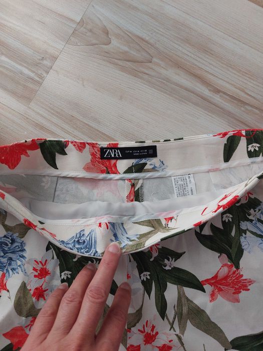 Nowe spodenki białe z falbanką w kwiaty. Roz.M. Zara