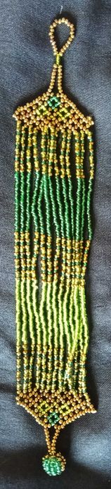Pulseira de missangas multibandas verde e dourada (20 cm)