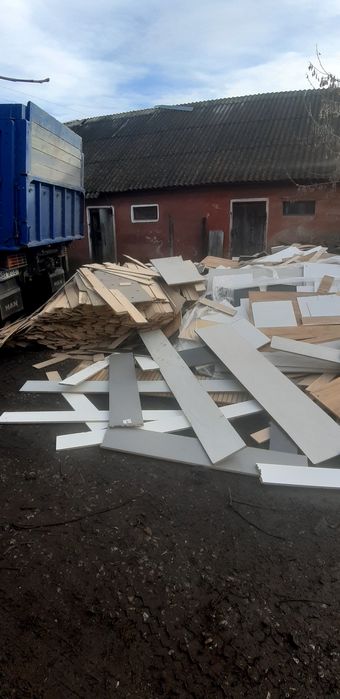 Дрова- відрізки із пресованої тирсоплити.