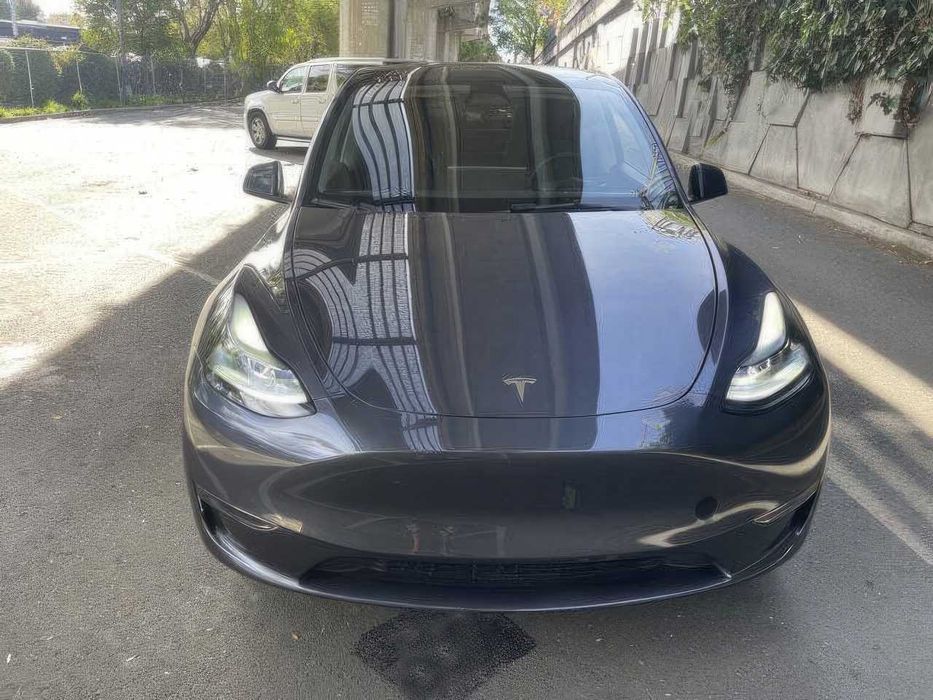 Tesla Model Y Long Range      2023