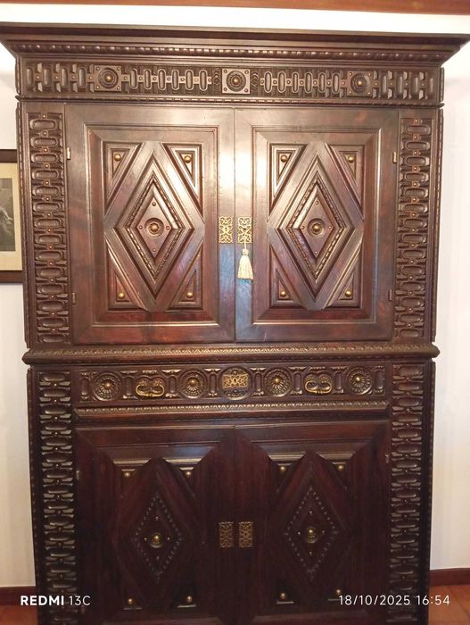 Grande Móvel Louceiro Restaurado com Iluminação