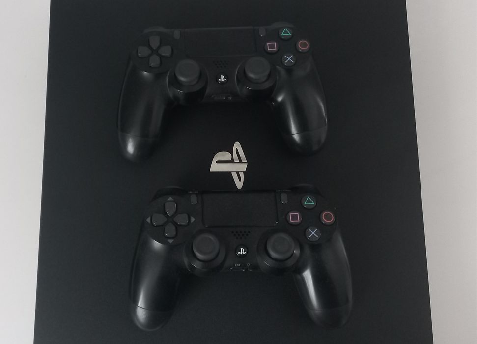 Продам ps 4 pro 3тя ревізія +ігри+ 2 джойстика