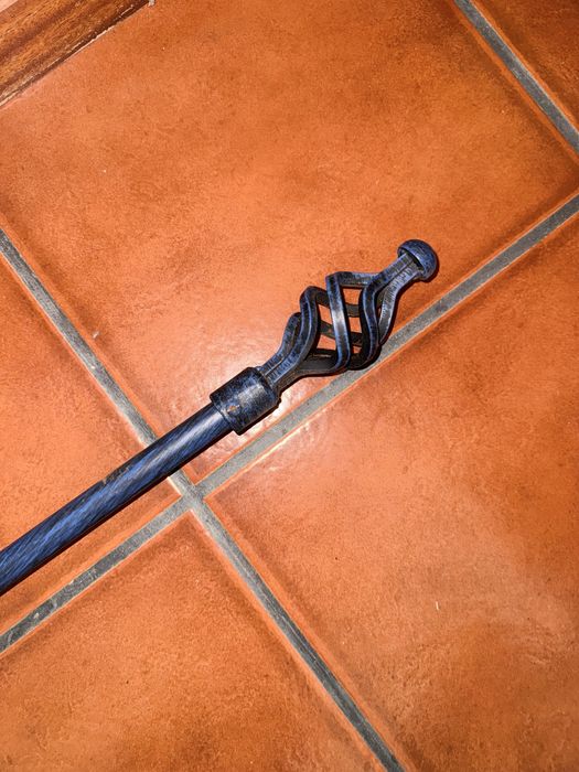 Varão de cortinas em ferro forjado e candeeiros