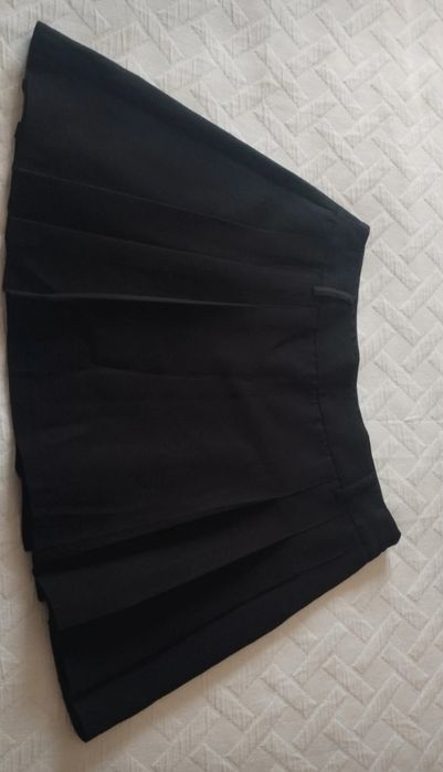 Colete pelo e mini saia preta