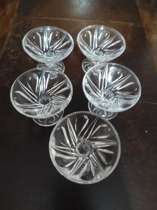 Vendo dois pequenos copos de shots e pratinhos cristal