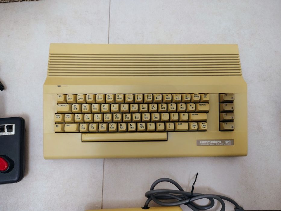 Commodore C64 C64C, magnetofon i Joystick