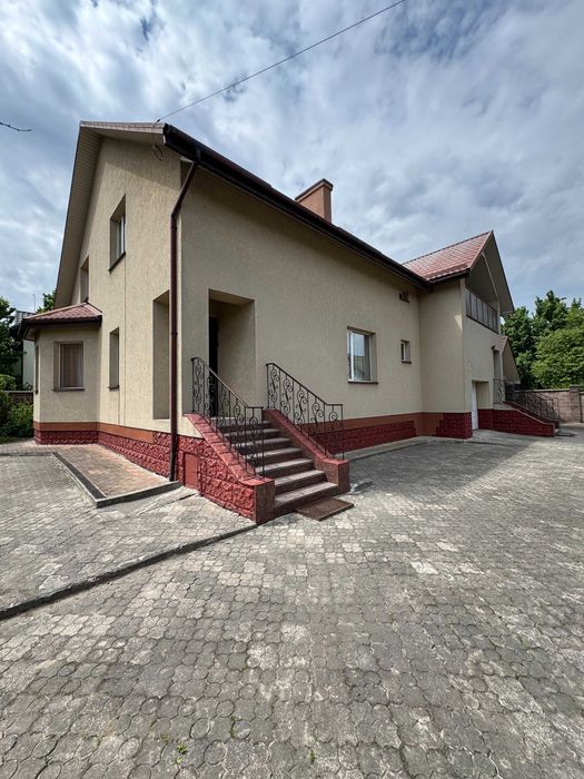 Продаж цегляного будинку на два входи в центральній частині міста.