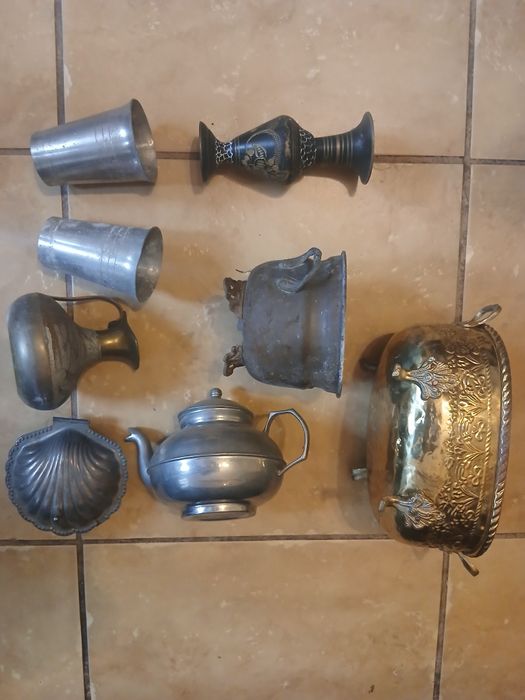 Zestaw dzbanków,  kubków itp z cyny i mosiądzu