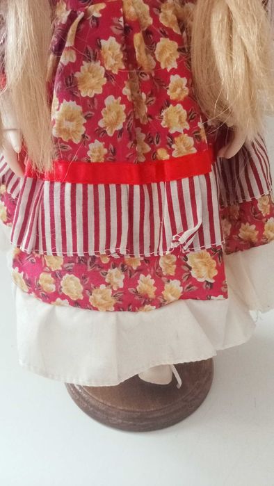 Boneca antiga em porcelana