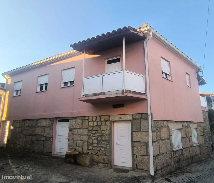 Casa de dois pisos com terreno — Vilarelho da Raia, Vila Real