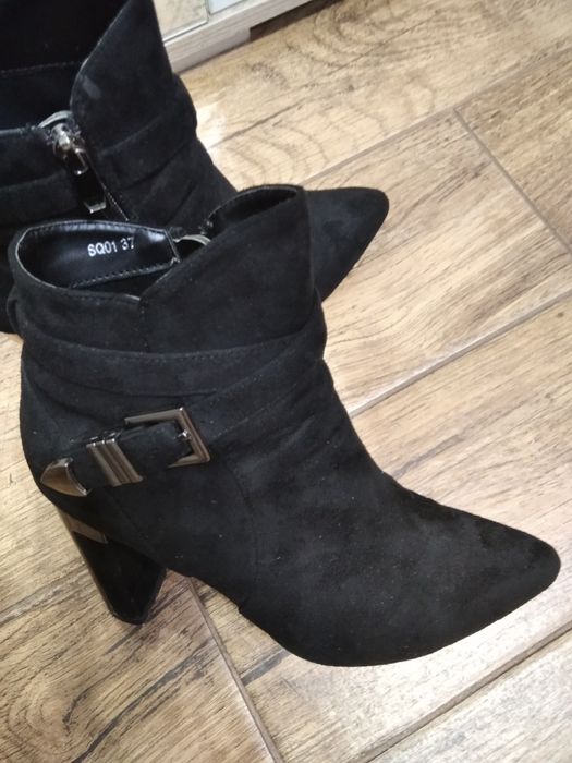 Piękne zamszowe botki rozm 37